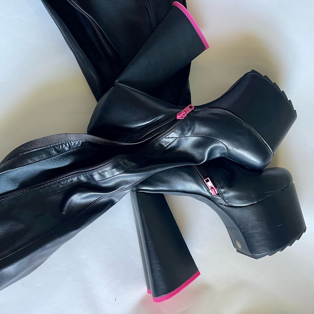 La Moda Sweet Talker Knee High Black platform Boots pink zipper pink heart heel